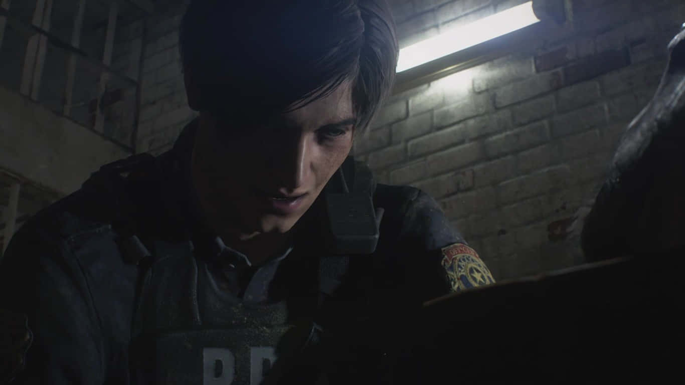 1366x768 Resident Evil 2 桌布 壁紙 — 里昂·甘迺迪在昏暗的混凝土房間中，螢光燈投下陰影的緊張特寫。