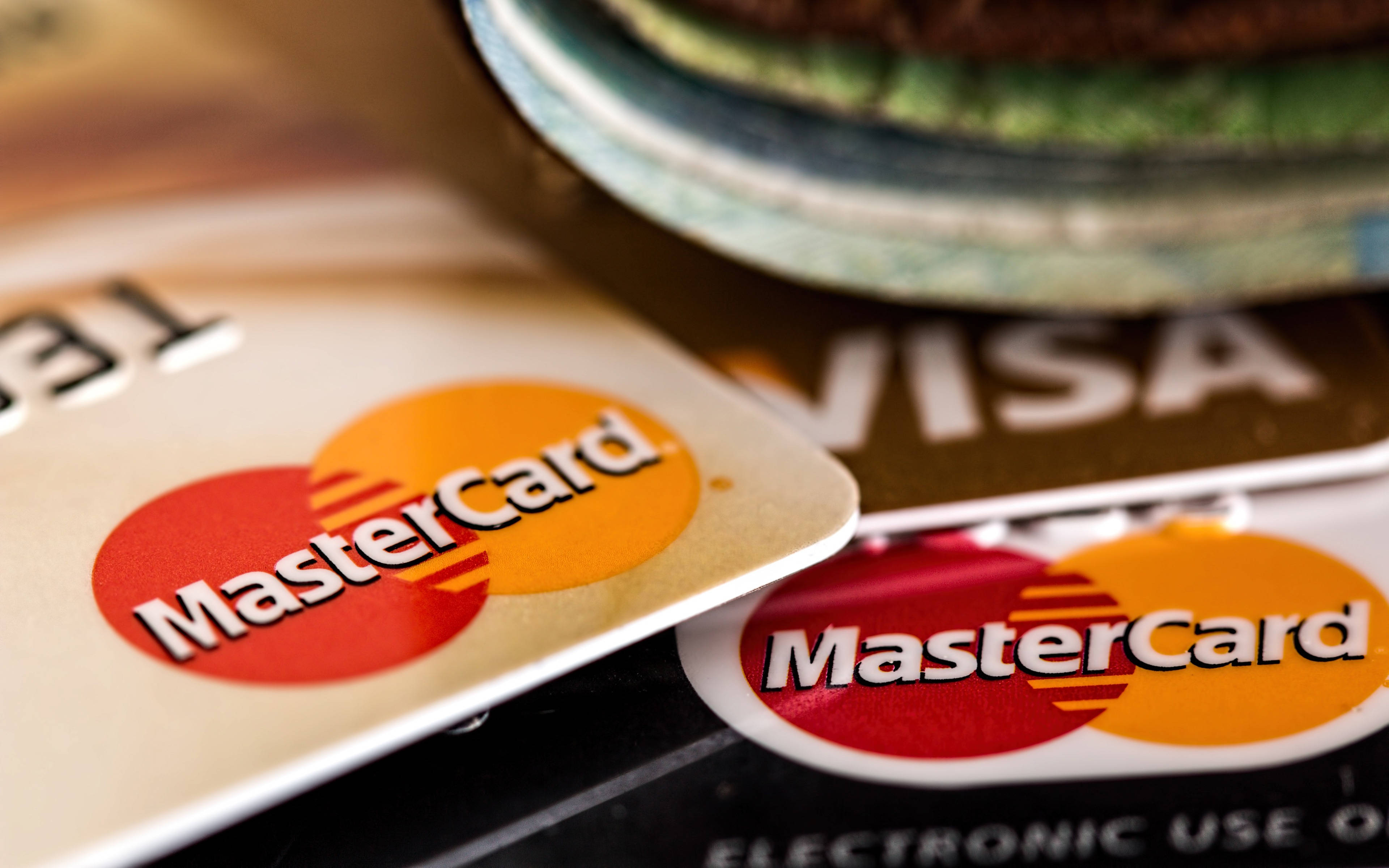 Credit Card 桌布 壁紙 — 重疊信用卡的特寫，帶有MasterCard和Visa標誌，背景紋理模糊。