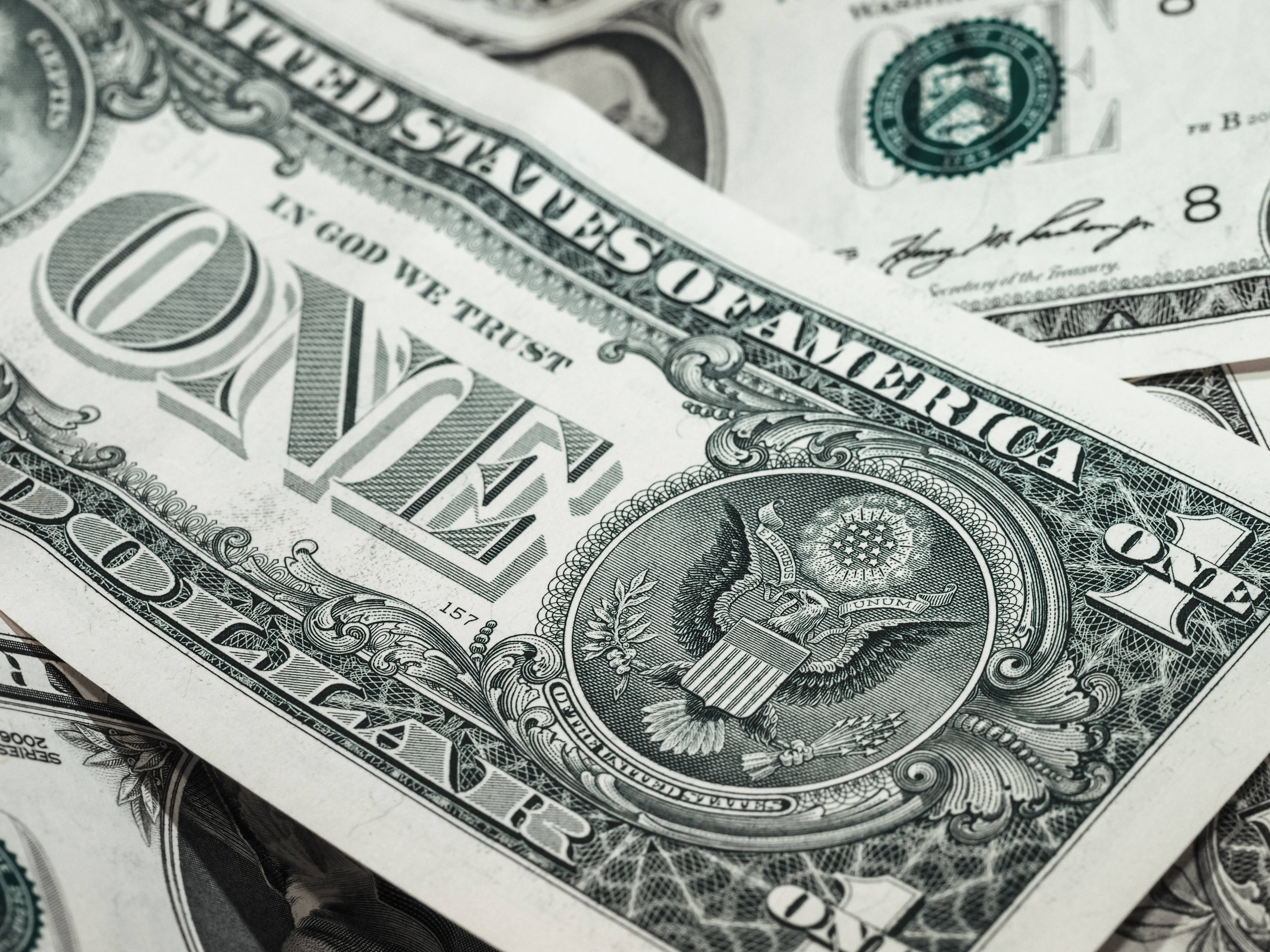 No Money 桌布 壁紙 — 重疊的一美元鈔票特寫，顯示複雜的綠色墨水設計和國徽。