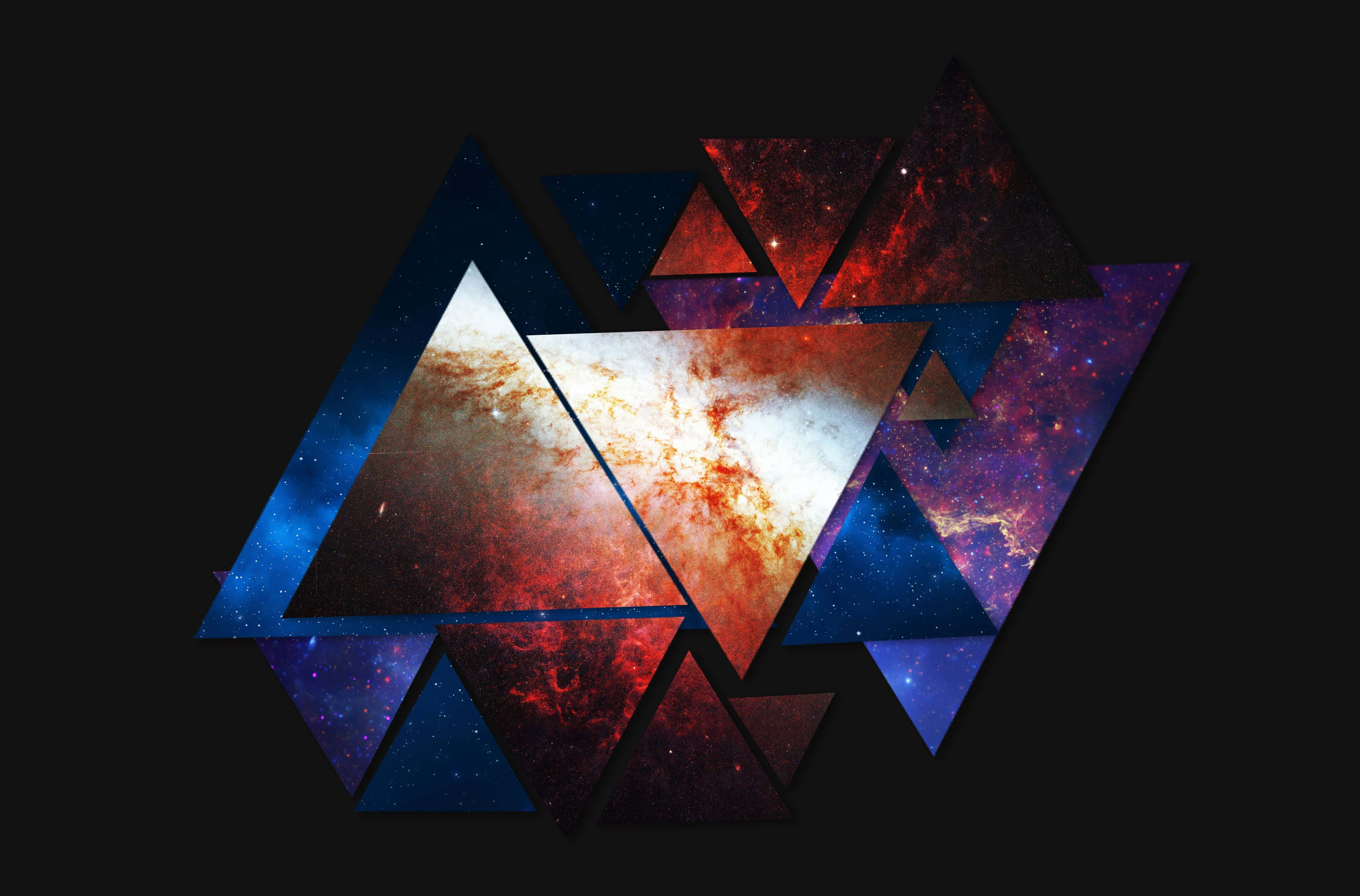 Abstraction 桌布 壁紙 — 重疊的幾何三角形充滿了充滿活力的宇宙星雲，在黑色虛空中發光。