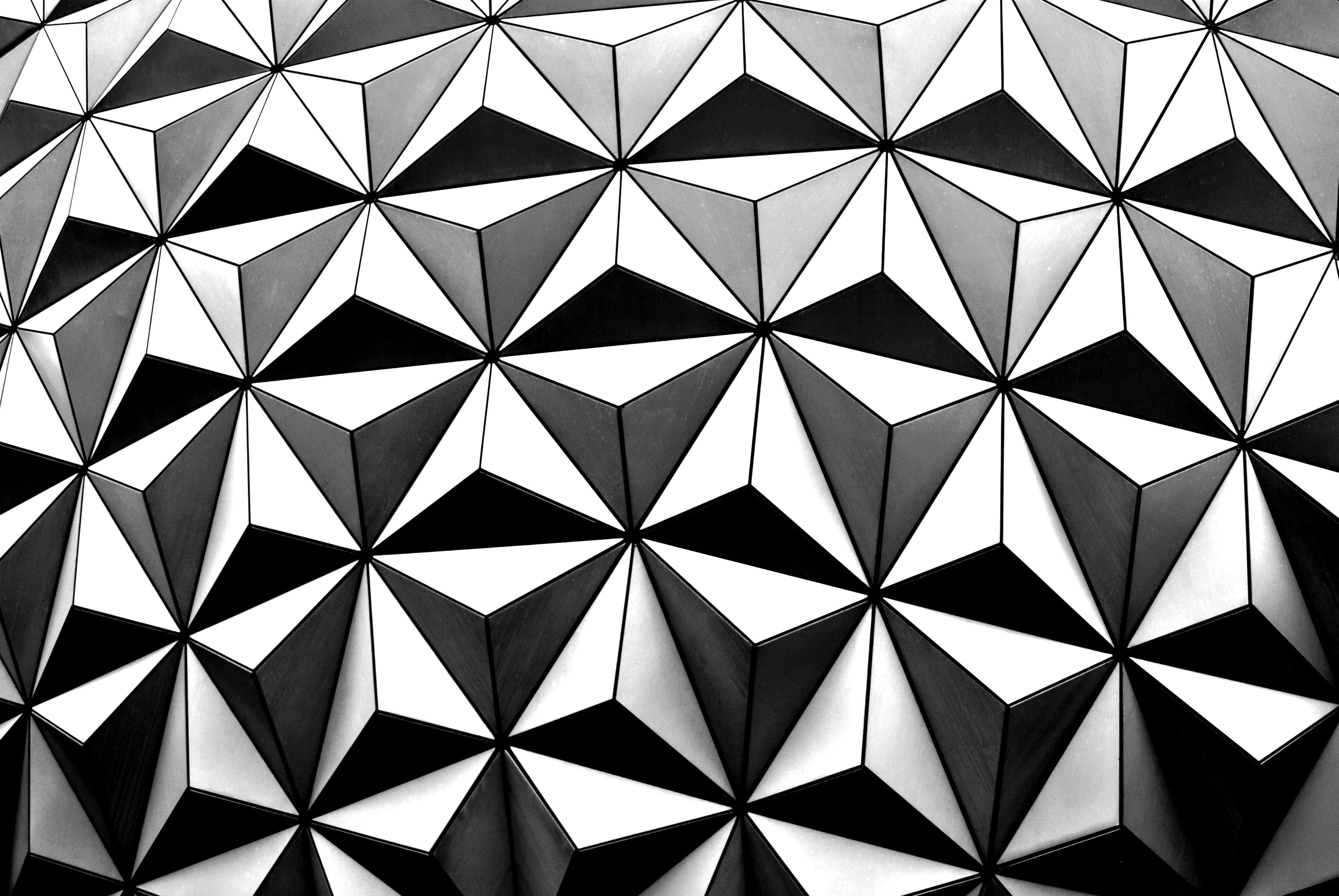 Black And White Geometric 桌布 壁紙 — 重複三角形切面的大膽黑白幾何圖案，營造出動態的3D錯覺。