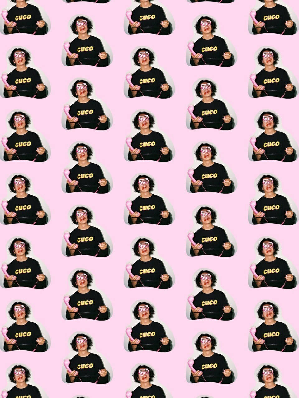 Cuco 桌布 壁紙 — 重複圖案：一個人穿著黑色 'CUCO' 襯衫，手持粉紅色電話，背景為純粉紅色。
