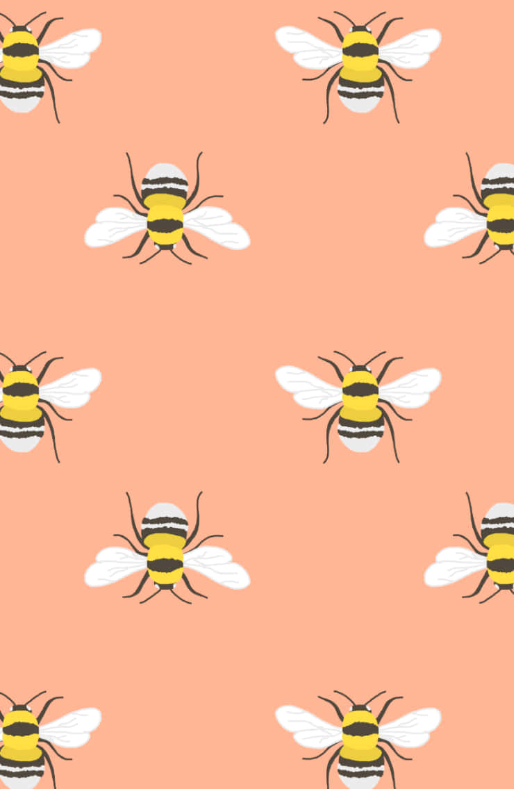 bees 桌布 壁紙 — 重複圖案，以柔和蜜桃色背景襯托帶有黃黑條紋及白色翅膀的風格化蜜蜂。