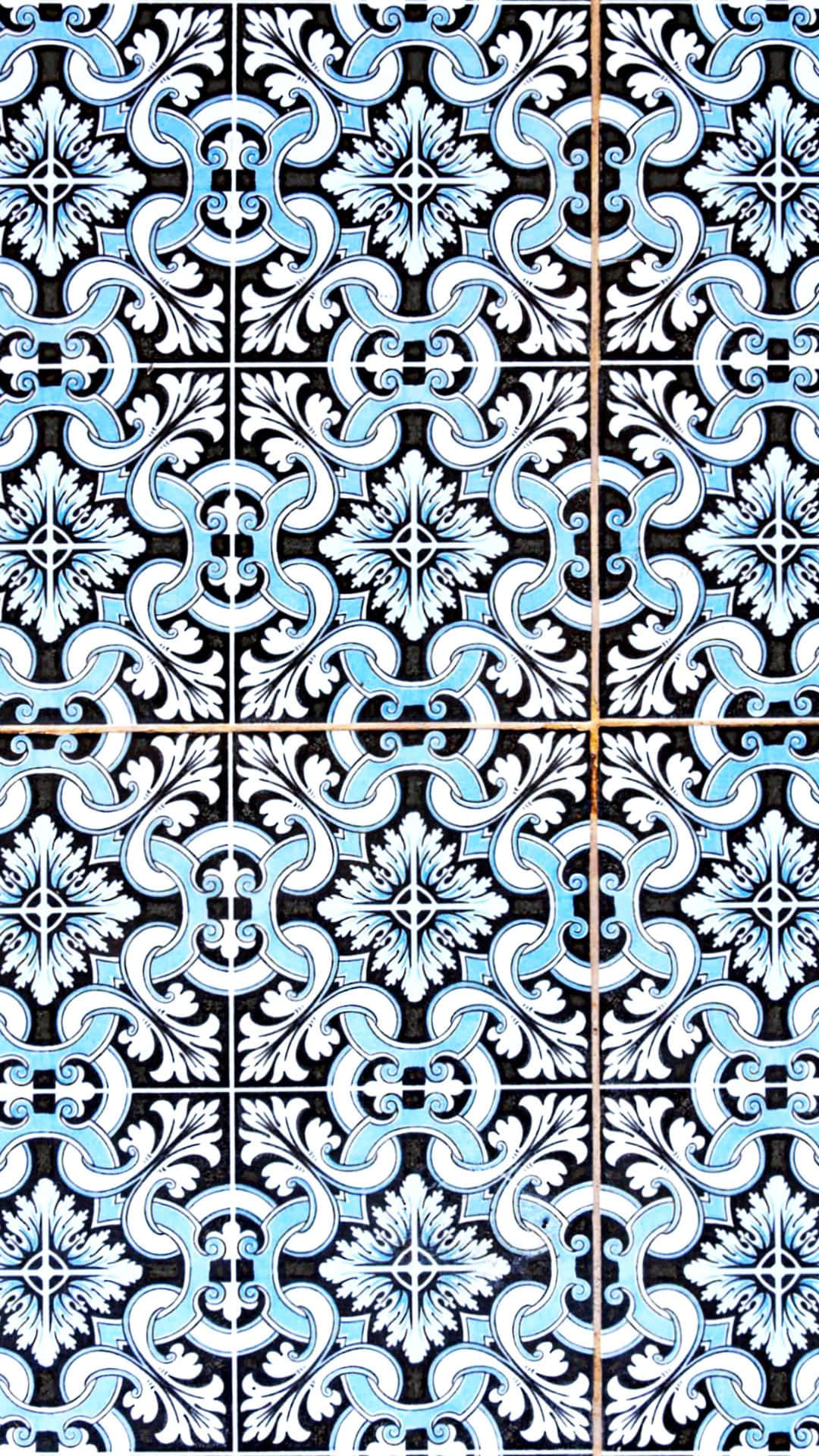 Tiles 桌布 壁紙 — 重複圖案，採用藍、白、黑色裝飾陶瓷磚，帶有花卉和卷草紋設計。