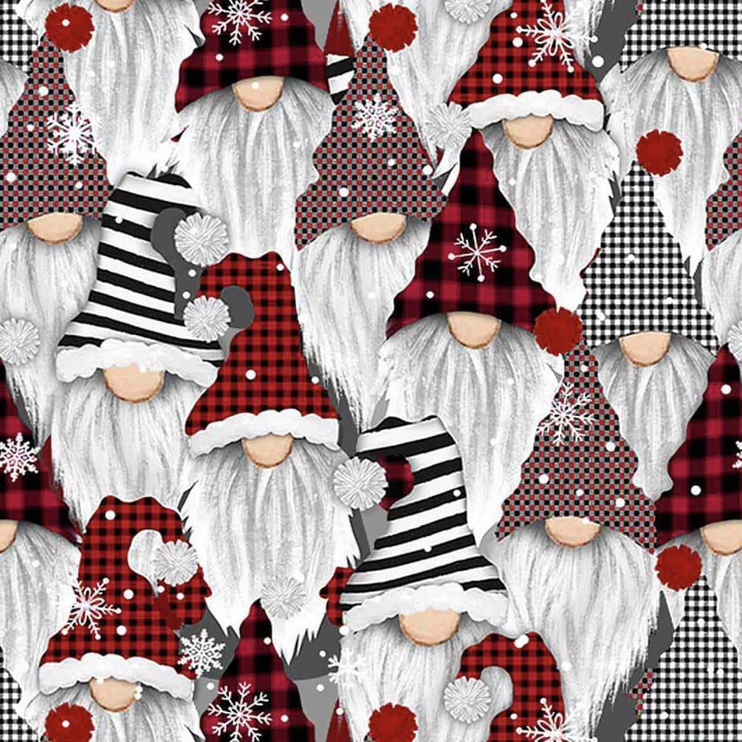 Christmas Gnome 桌布 壁紙 — 重複圖案，節日地精戴紅色格子和條紋帽，白鬍鬚和雪花在灰色背景上。