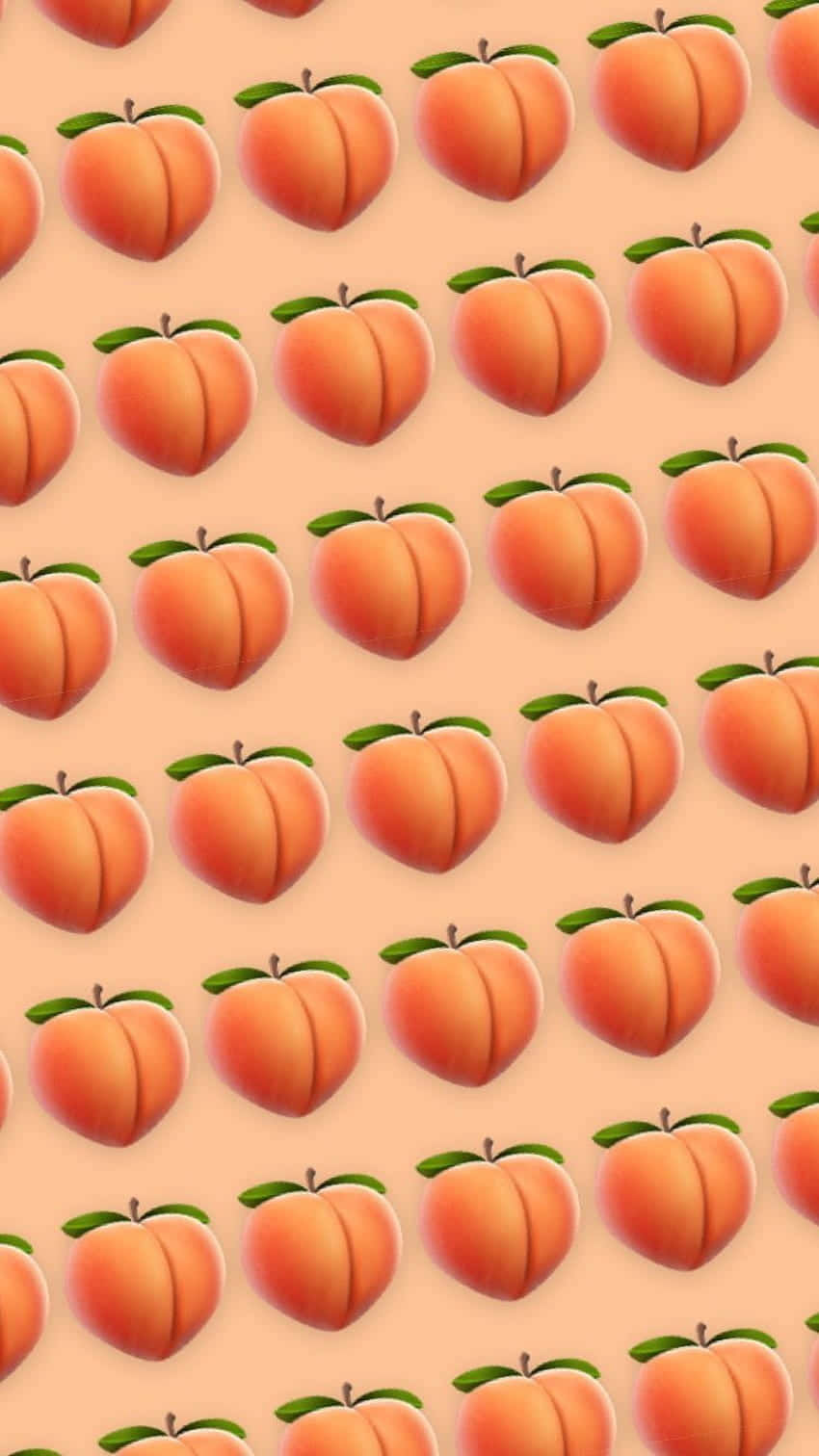 Cute Peach 桌布 壁紙 — 重複的卡通桃子圖案，帶有綠色葉子，背景為柔和蜜桃色。