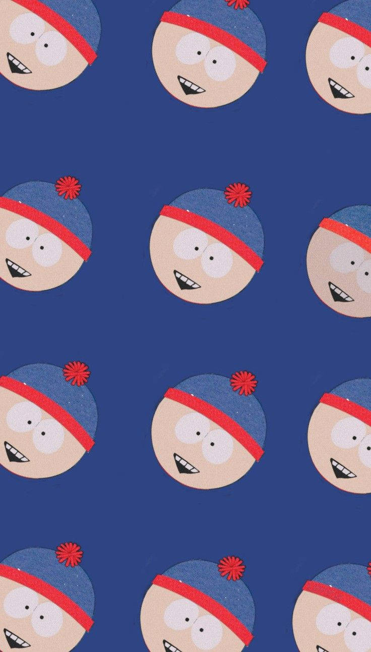 stan marsh 桌布 壁紙 — 重複的卡通面孔，戴著藍色帽子和紅色飾邊，在純海軍藍背景上。