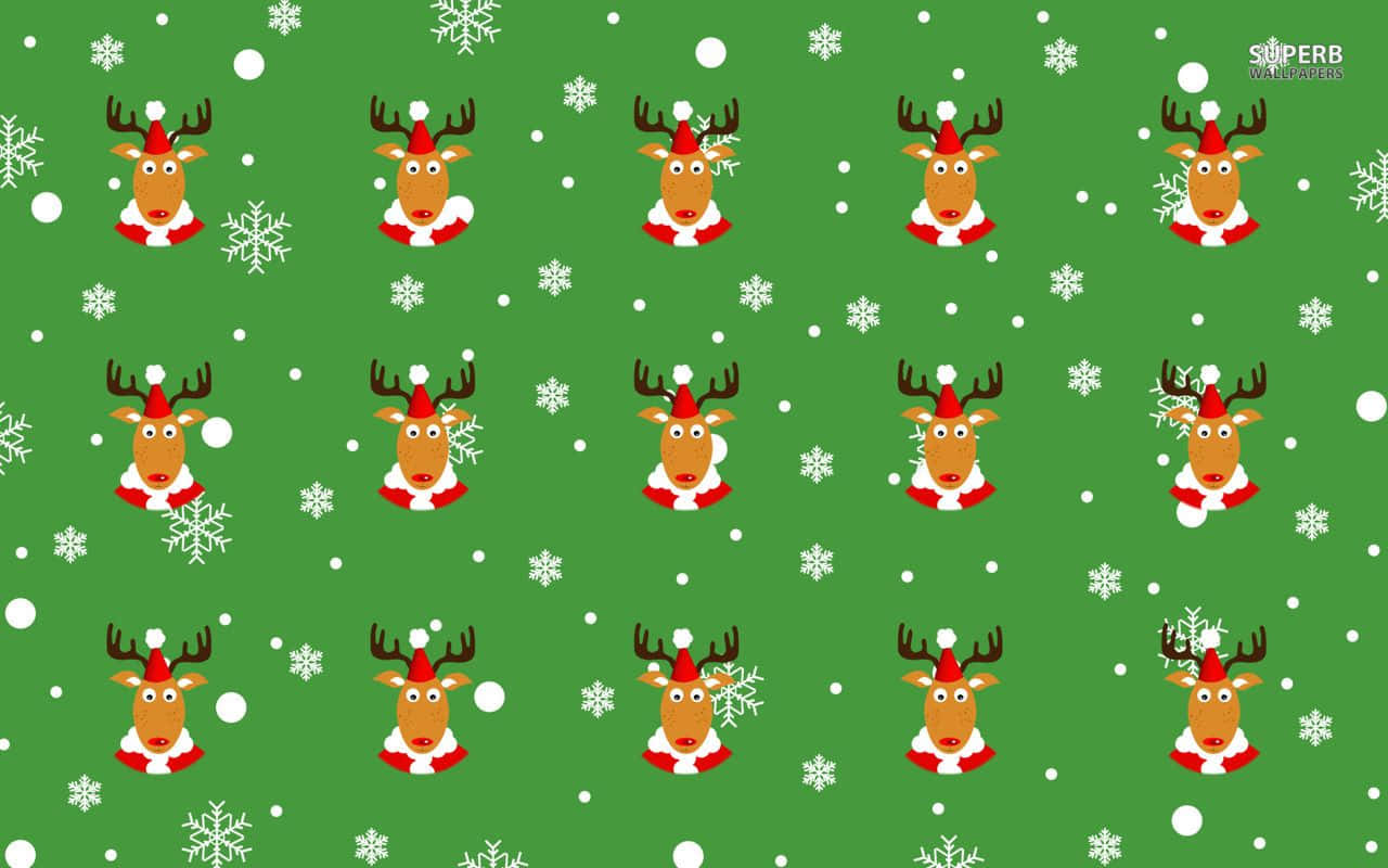 Christmas Pattern 桌布 壁紙 — 重複的卡通馴鹿，戴著紅色帽子和圍巾，在帶有雪花和圓點的綠色背景上。
