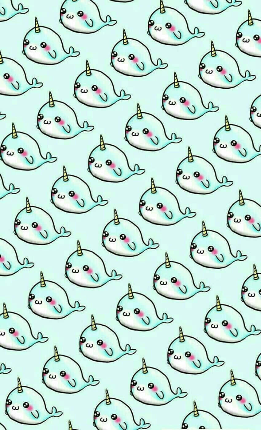 Narwhal 桌布 壁紙 — 重複的可愛卡通一角鯨圖案，帶有粉紅色的臉頰和金色的角，背景為淺藍色。