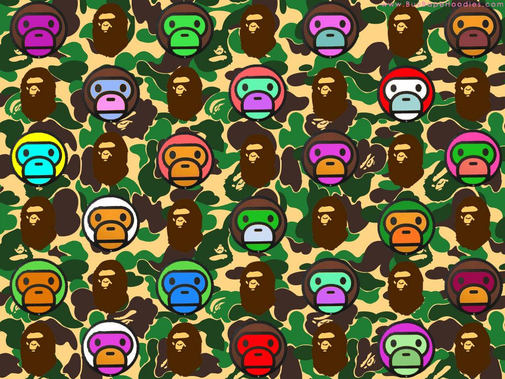 Bape 動態 桌布 壁紙 — 重複的彩色卡通猴子頭像，以鮮豔色調呈現在綠色軍用迷彩背景上。