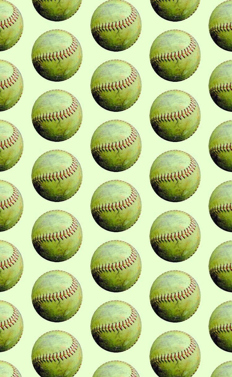Cute Softball 桌布 壁紙 — 重複的復古棒球圖案，帶有褪色的綠色皮革和紅色縫線，背景為淡黃色。