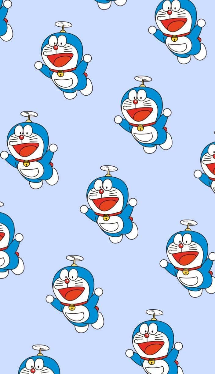Doraemon 桌布 壁紙 — 重複的快樂藍色機器貓，戴紅色項圈和螺旋槳帽，淺藍色背景。