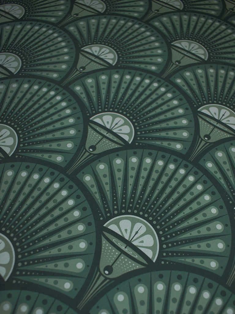 768x1024 桌布 壁紙 — 重複的扇形圖案，深綠色和奶油色，形成具有徑向對稱性的密集幾何圖案。