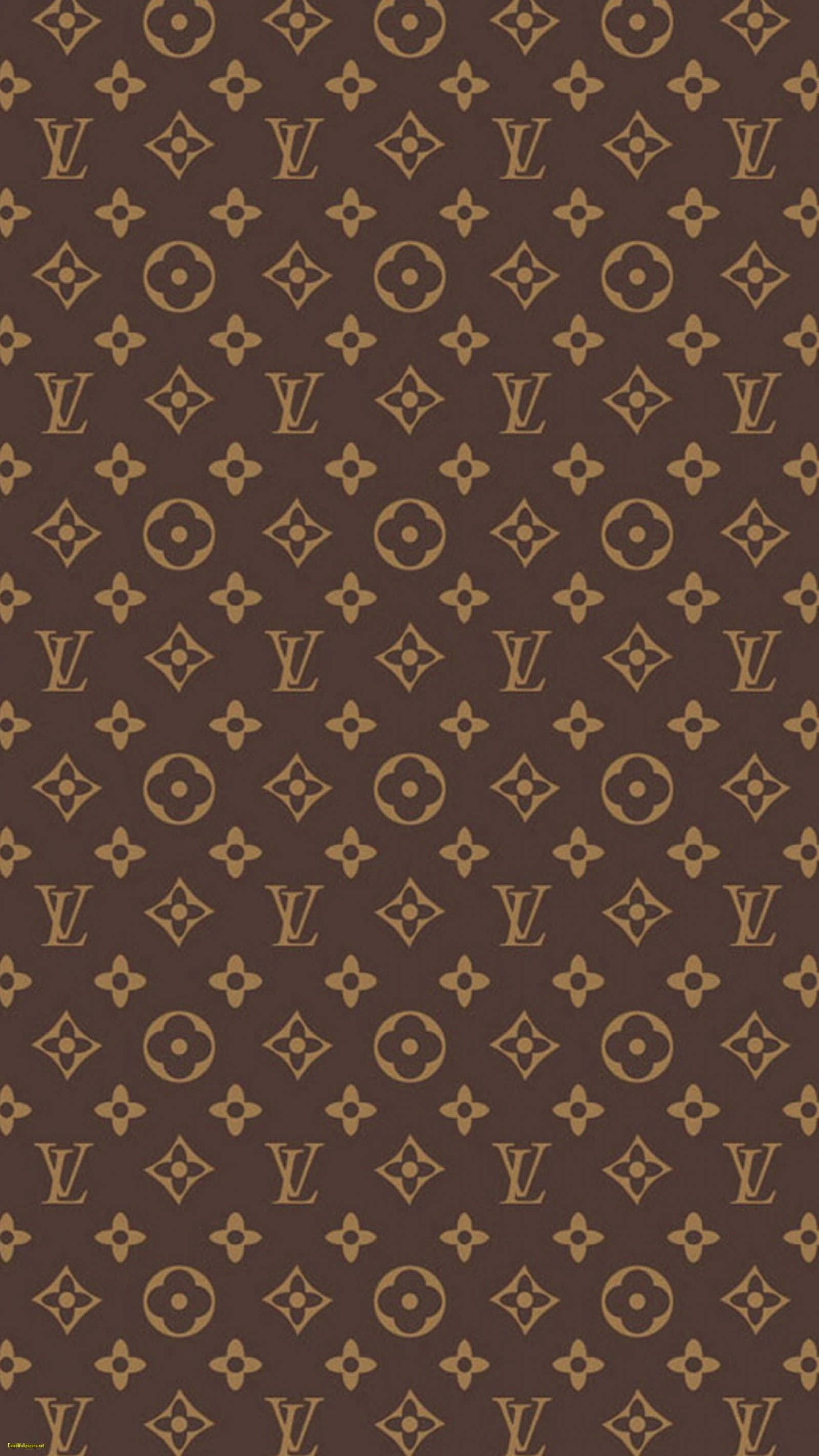 桌布 壁紙 — 重複的棕色和金色 Louis Vuitton 字母組合圖案覆蓋整個壁紙，帶有經典花卉和 LV 標誌。