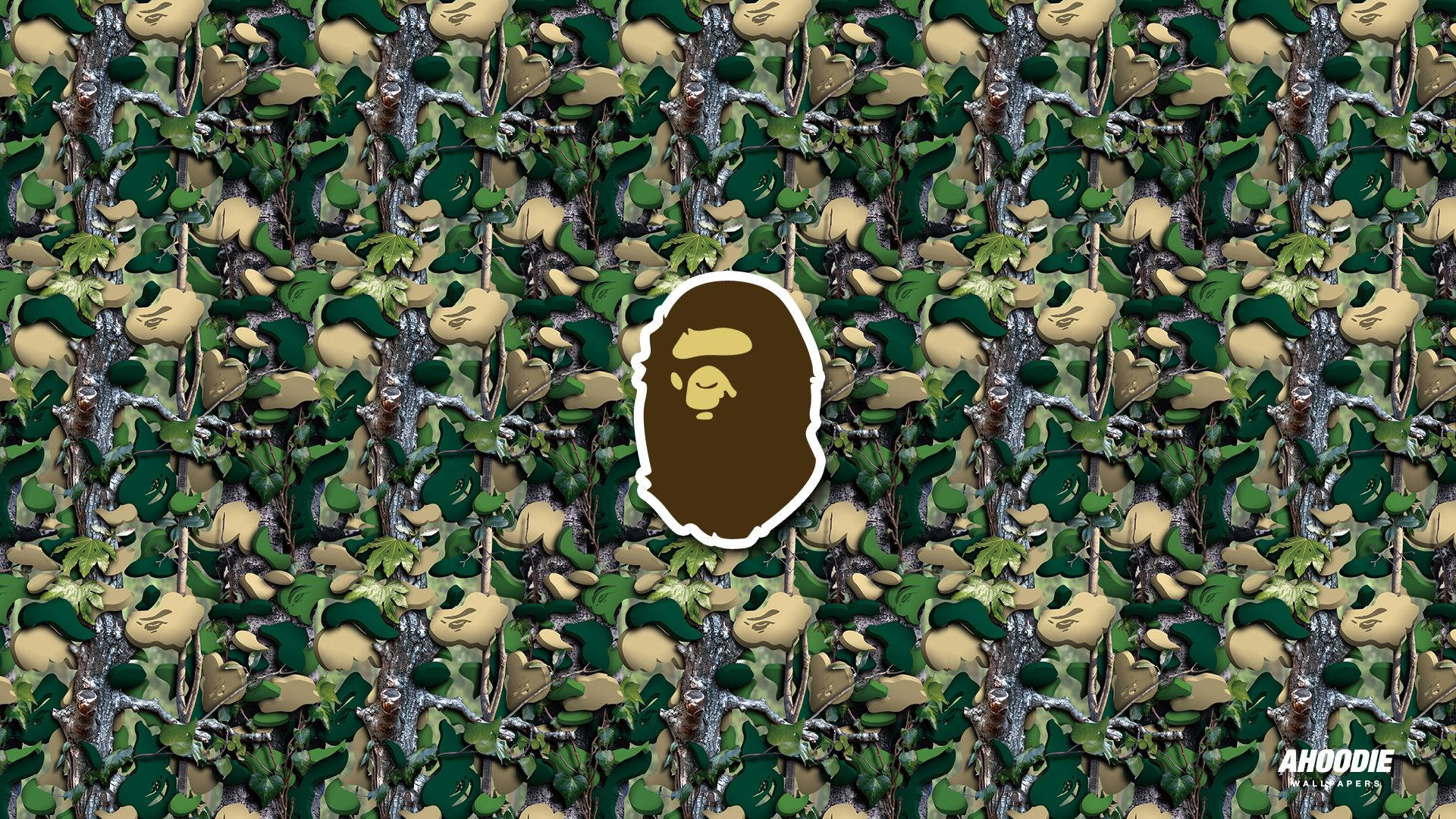 Bape 動態 桌布 壁紙 — 重複的樹枝和樹葉迷彩圖案，中央有棕色 A BATHING APE 標誌。