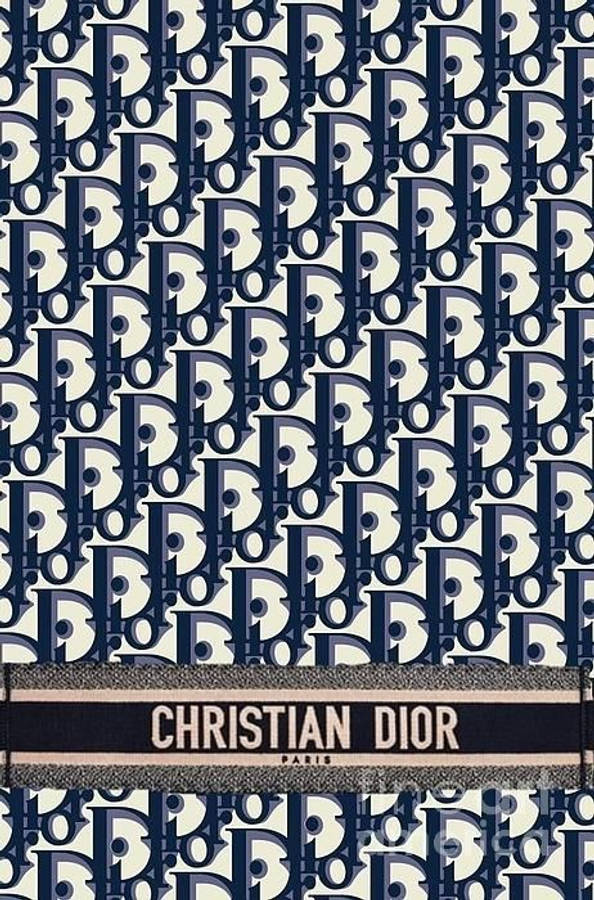 Dior 動態 桌布 壁紙 — 重複的海軍藍和奶油色Christian Dior字母組合圖案，底部有品牌絲帶橫幅。