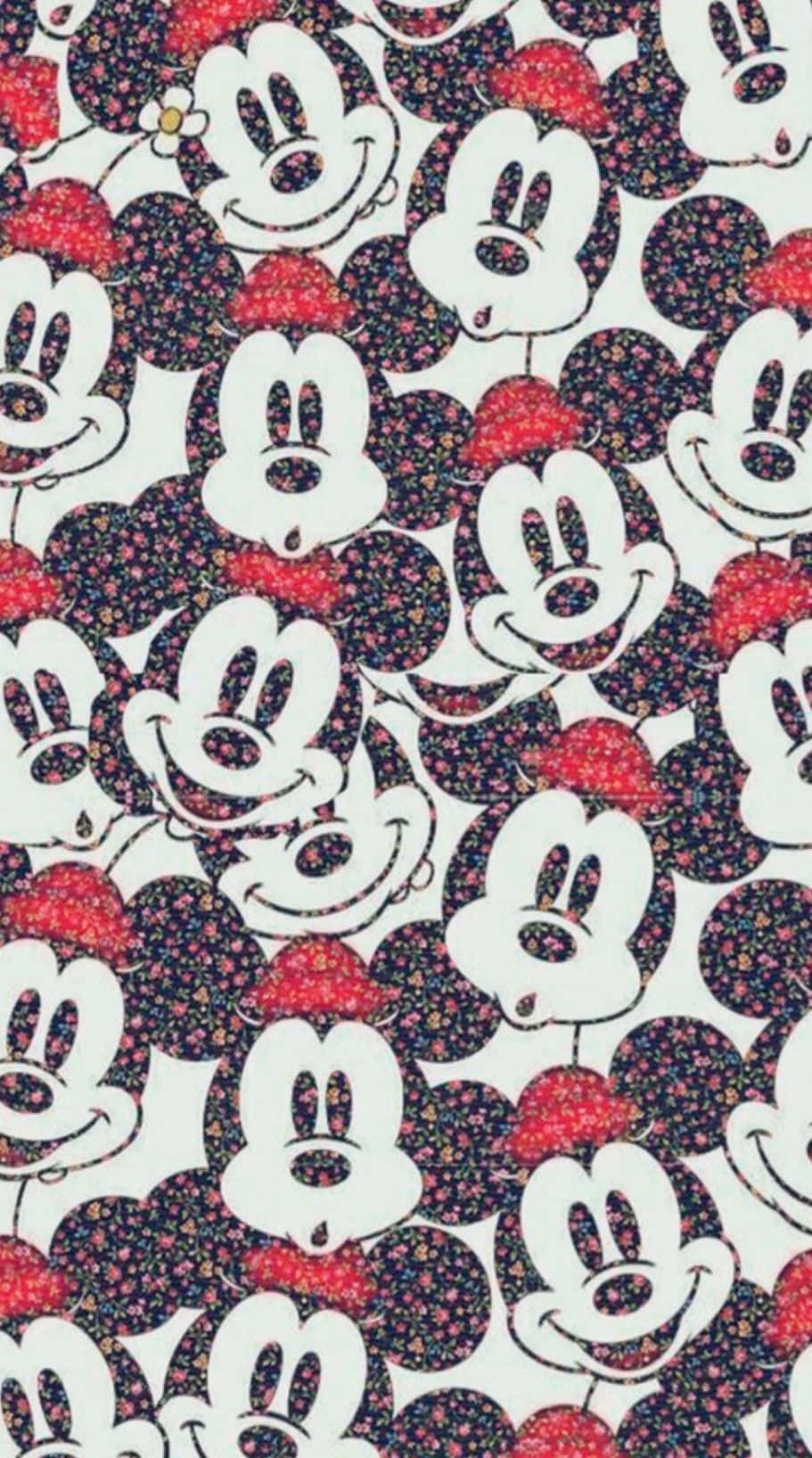 Mickey Mouse Home 桌布 壁紙 — 重複的米奇老鼠面孔，戴著閃爍紅色帽子，在深色花卉背景上，有白色輪廓。