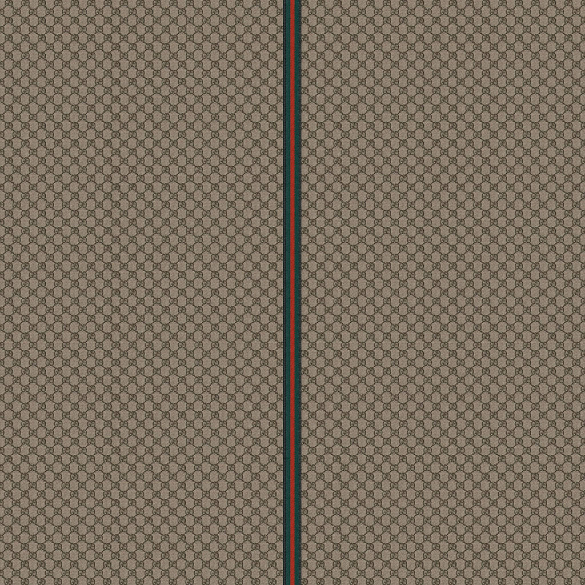 Gucci Pattern 桌布 壁紙 — 重複的米色和棕色GG字母組合圖案，中央有一條垂直的綠色和紅色條紋。