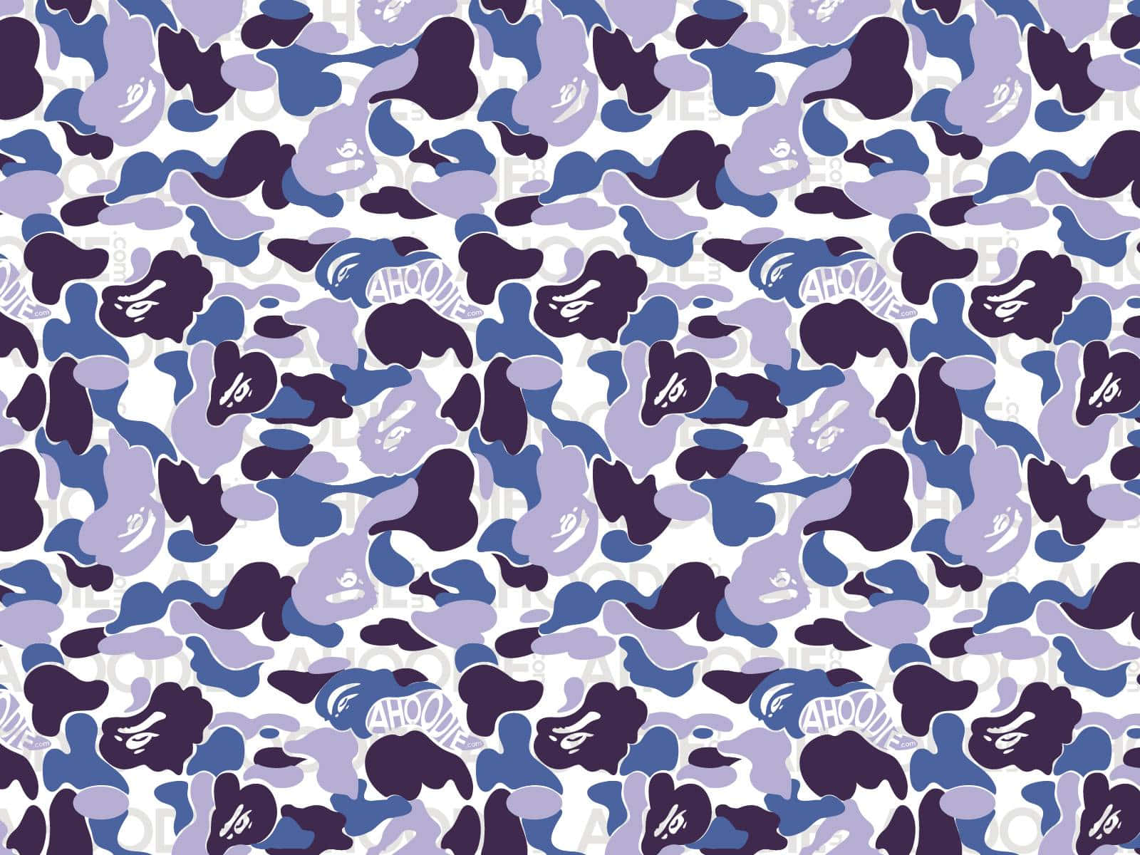 Bape 動態 桌布 壁紙 — 重複的紫色、藍色和白色抽象迷彩形狀圖案，內嵌文字。