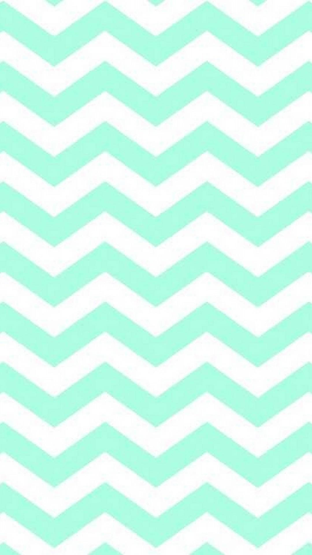 Mint Green iPhone 桌布 壁紙 — 重複的薄荷綠和白色人字形圖案以乾淨的幾何設計填滿整個畫面。
