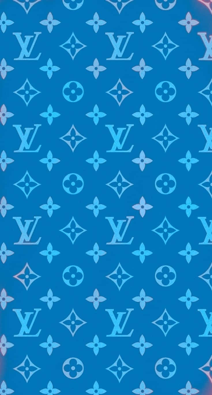 Louis Vuitton Blue 桌布 壁紙 — 重複的藍色 Louis Vuitton 字母組合圖案，帶有花卉和標誌圖案，背景為漸變藍色。
