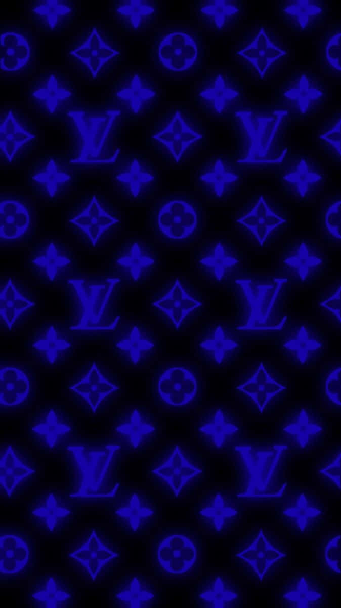 Louis Vuitton Logo 桌布 壁紙 — 重複的藍色路易威登字母圖案在黑色背景上發光，形成無縫壁紙設計。