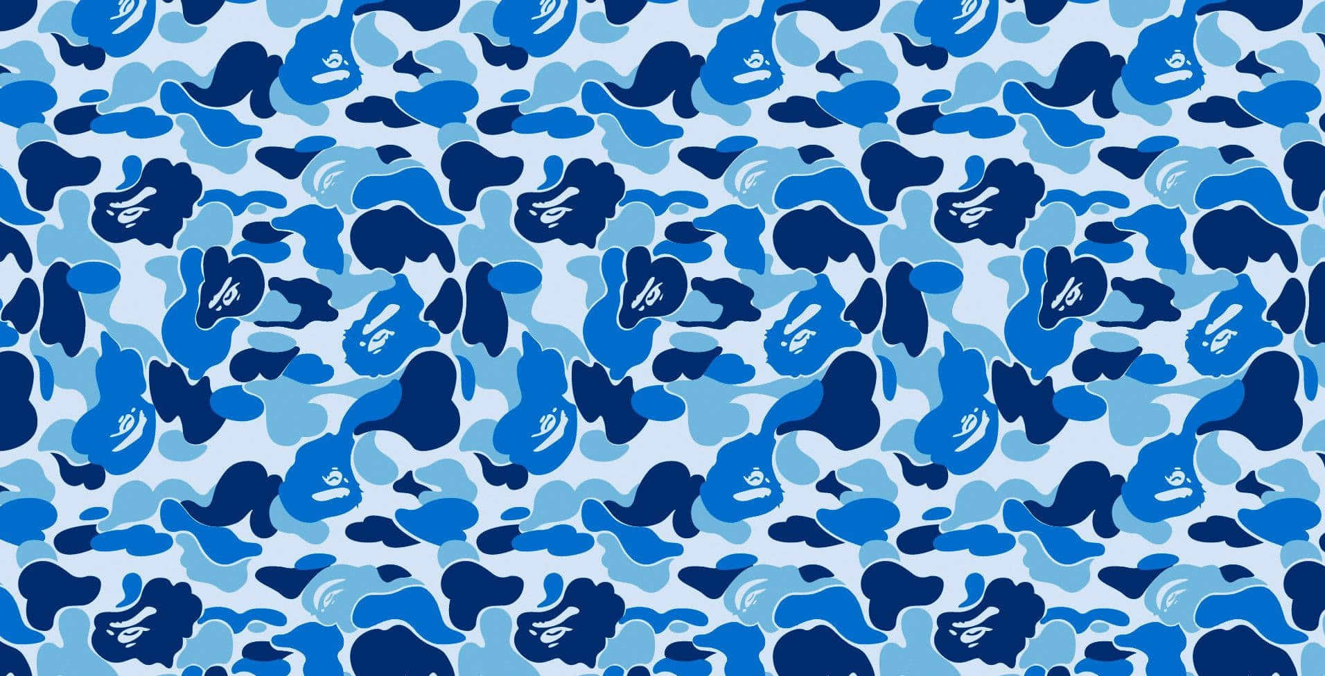 Bape 動態 桌布 壁紙 — 重複的藍色迷彩圖案，在淺藍色背景上帶有抽象斑點形狀和微妙的白色標誌。