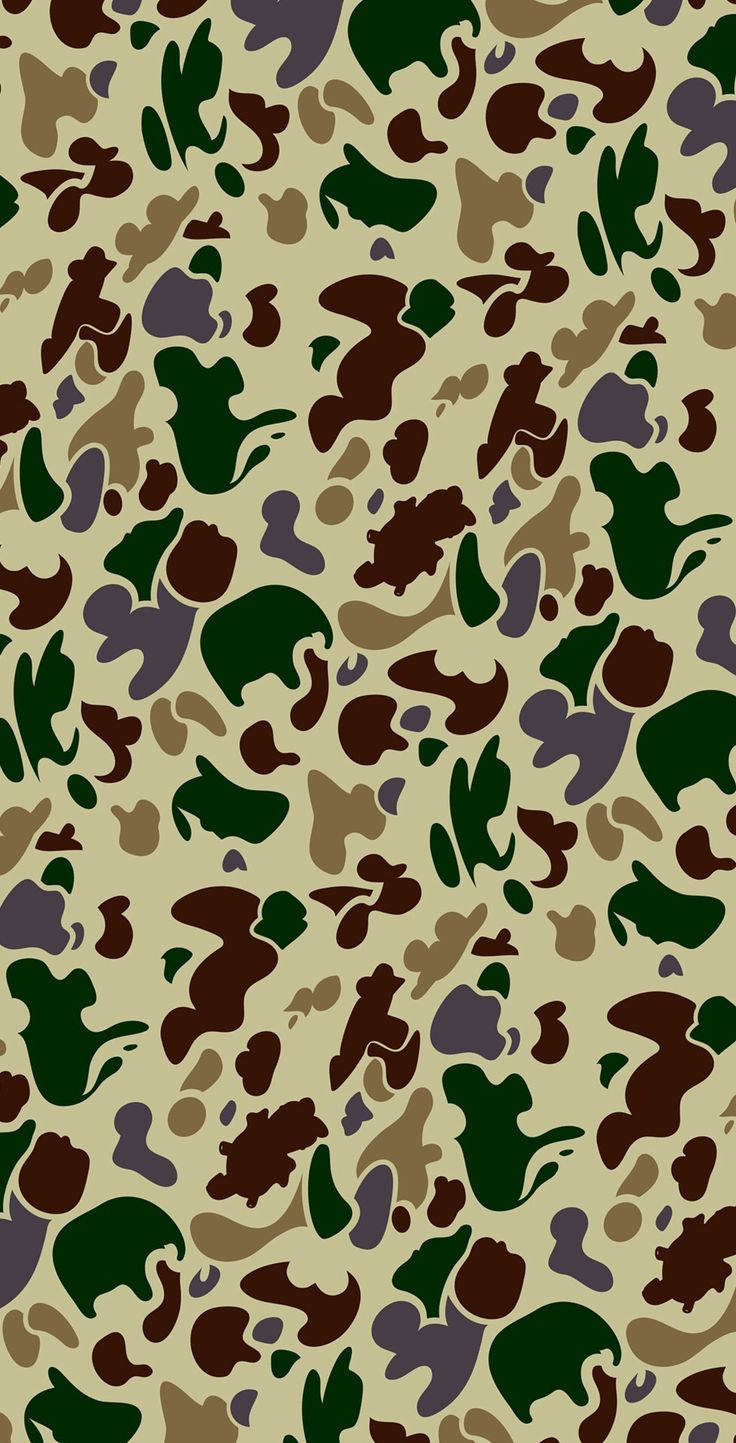 Bape 動態 桌布 壁紙 — 重複的軍事迷彩圖案，帶有綠色、棕色和米色斑點，背景為棕褐色。