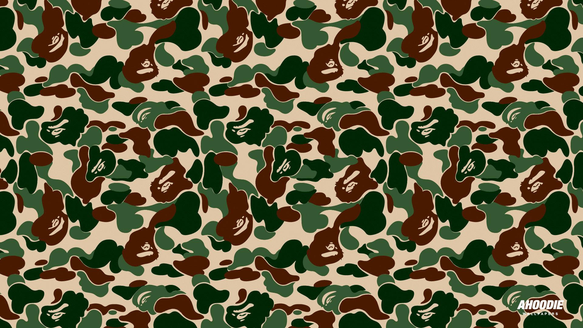 Bape 動態 桌布 壁紙 — 重複的迷彩圖案，包含綠色、棕色和米色形狀，並嵌入猿頭標誌。