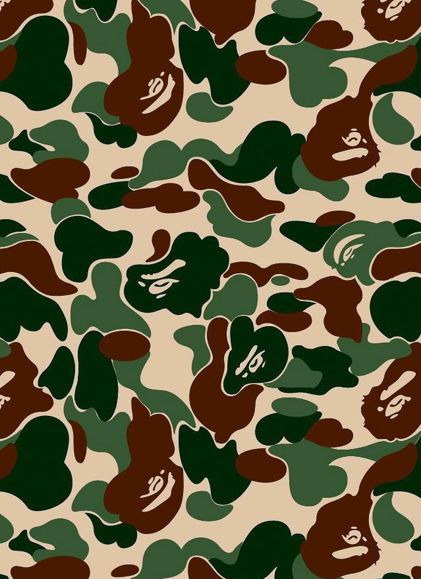 bape logo 桌布 壁紙 — 重複的迷彩圖案，帶有綠色、棕色和米色形狀，並有風格化的猿臉。