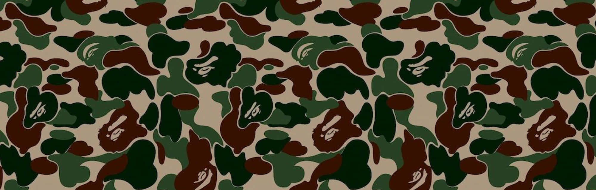 Bape 動態 桌布 壁紙 — 重複的迷彩圖案，帶有綠色、棕色和米色斑點，並隱藏了猿頭標誌。