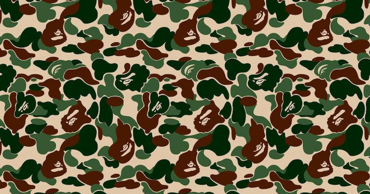 Bape 動態 桌布 壁紙 — 重複的迷彩圖案，帶有綠色、棕色和米色斑點，每個斑點包含一個風格化的白色臉部標誌。