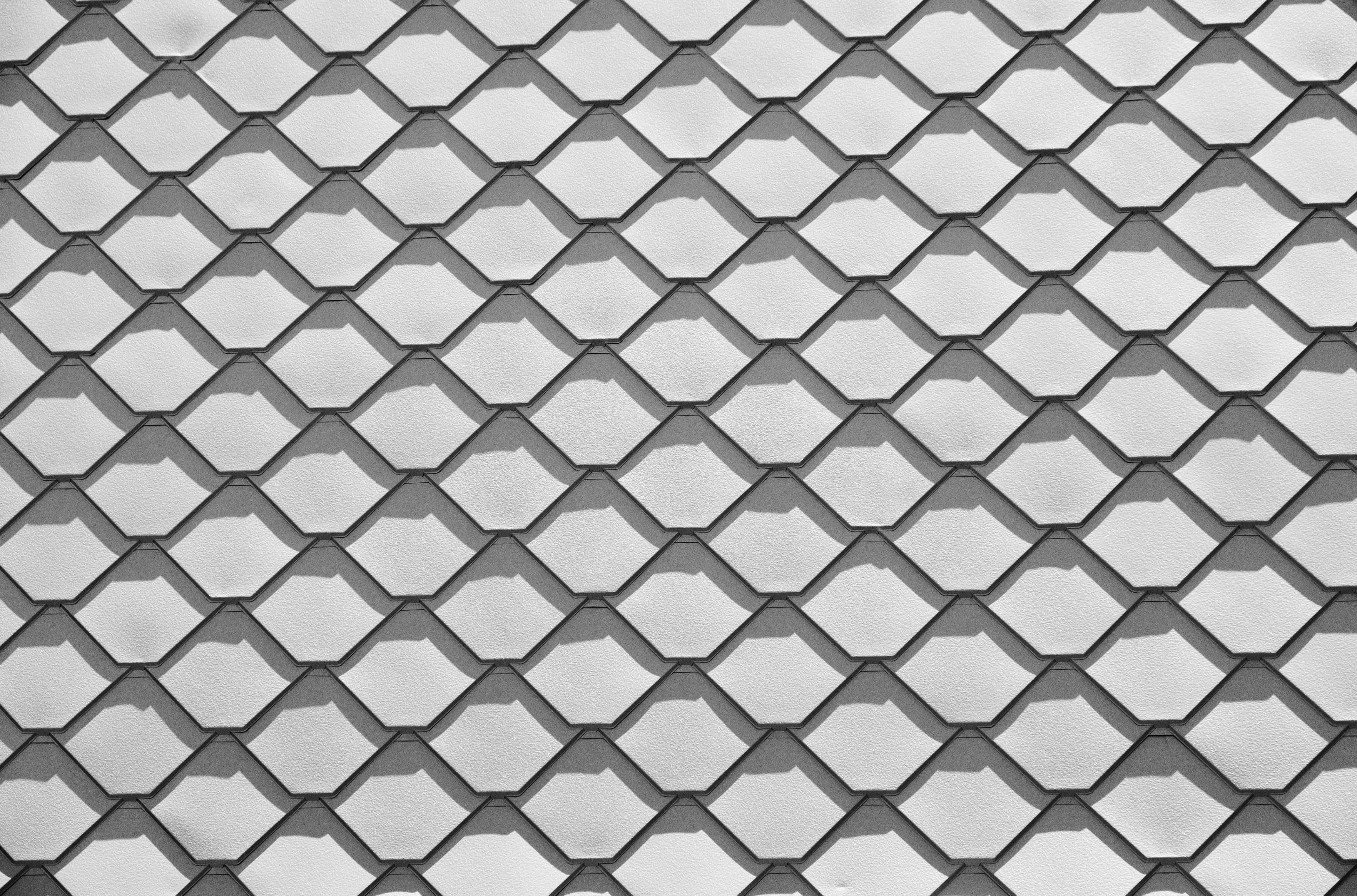 Fish Scale 桌布 壁紙 — 重複菱形瓦片的特寫，營造出帶有柔和陰影的節奏性幾何圖案。