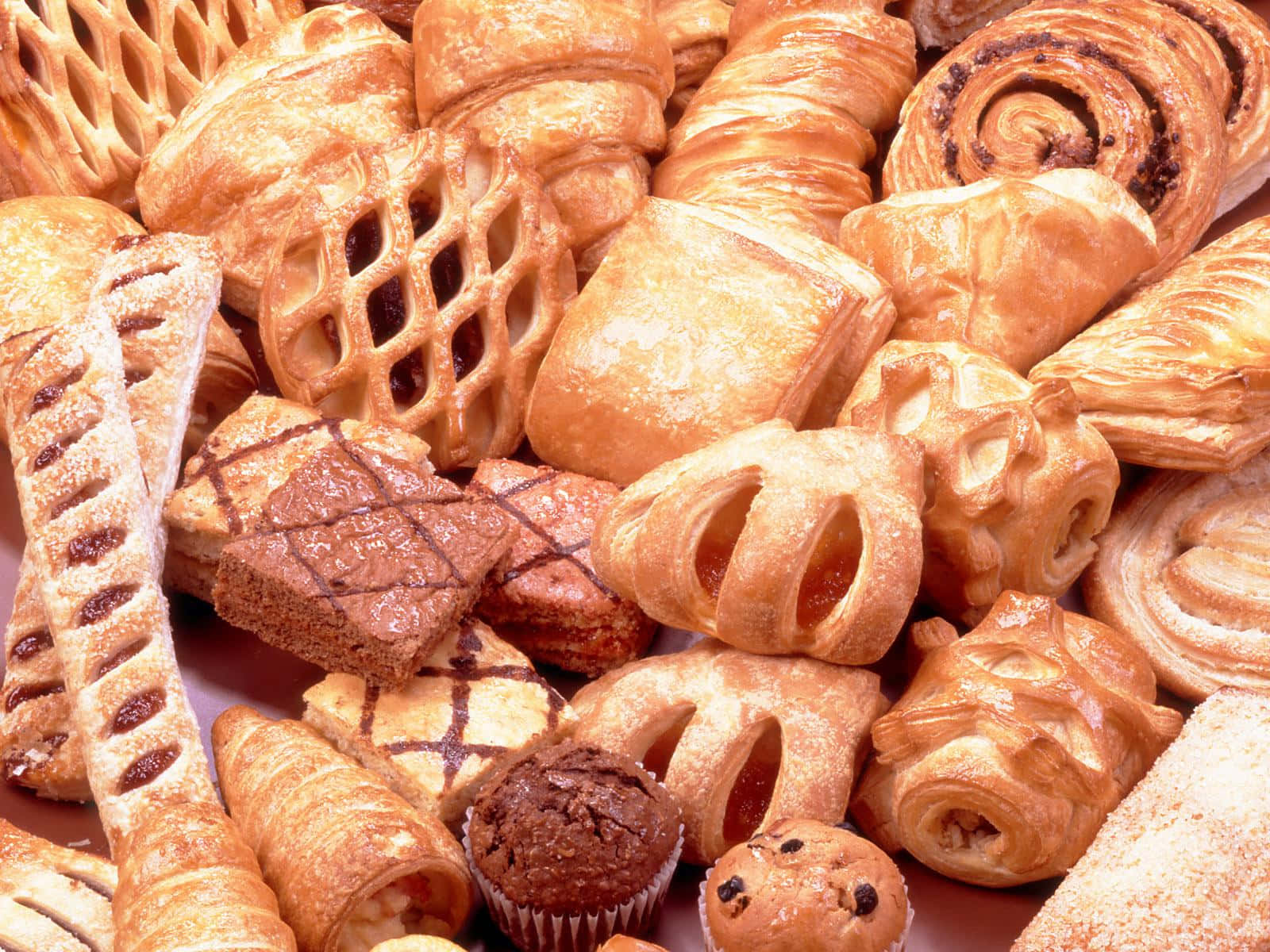 Pastry 桌布 壁紙 — 金啡色的酥皮糕點和甜點堆疊得高高的，充滿誘人的質感和豐富的餡料。