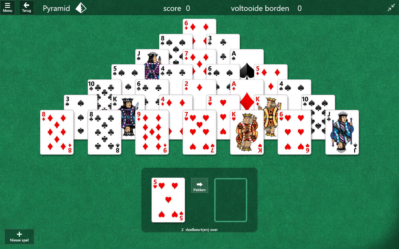綠色氈布上的金字塔接龍紙牌遊戲，卡片排列成金字塔形狀。 — Microsoft 壁紙