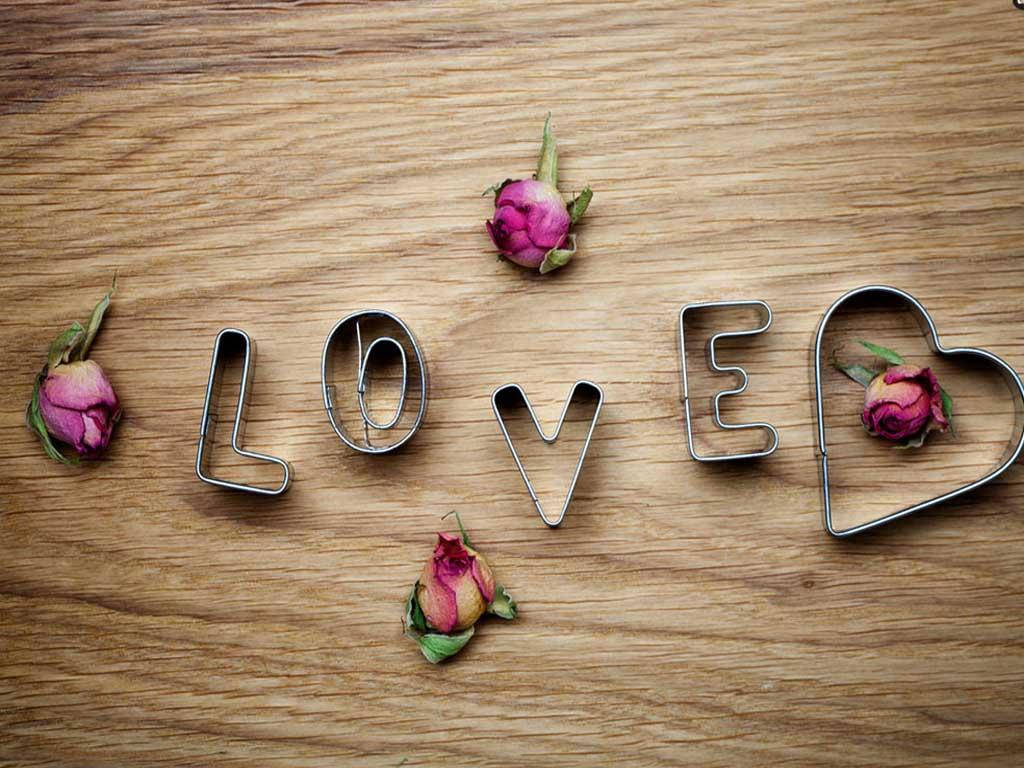 Romantic Love Flowers 桌布 壁紙 — 金屬字母剪裁拼出「LOVE」，配上乾燥粉紅玫瑰，置於溫暖木質表面上。