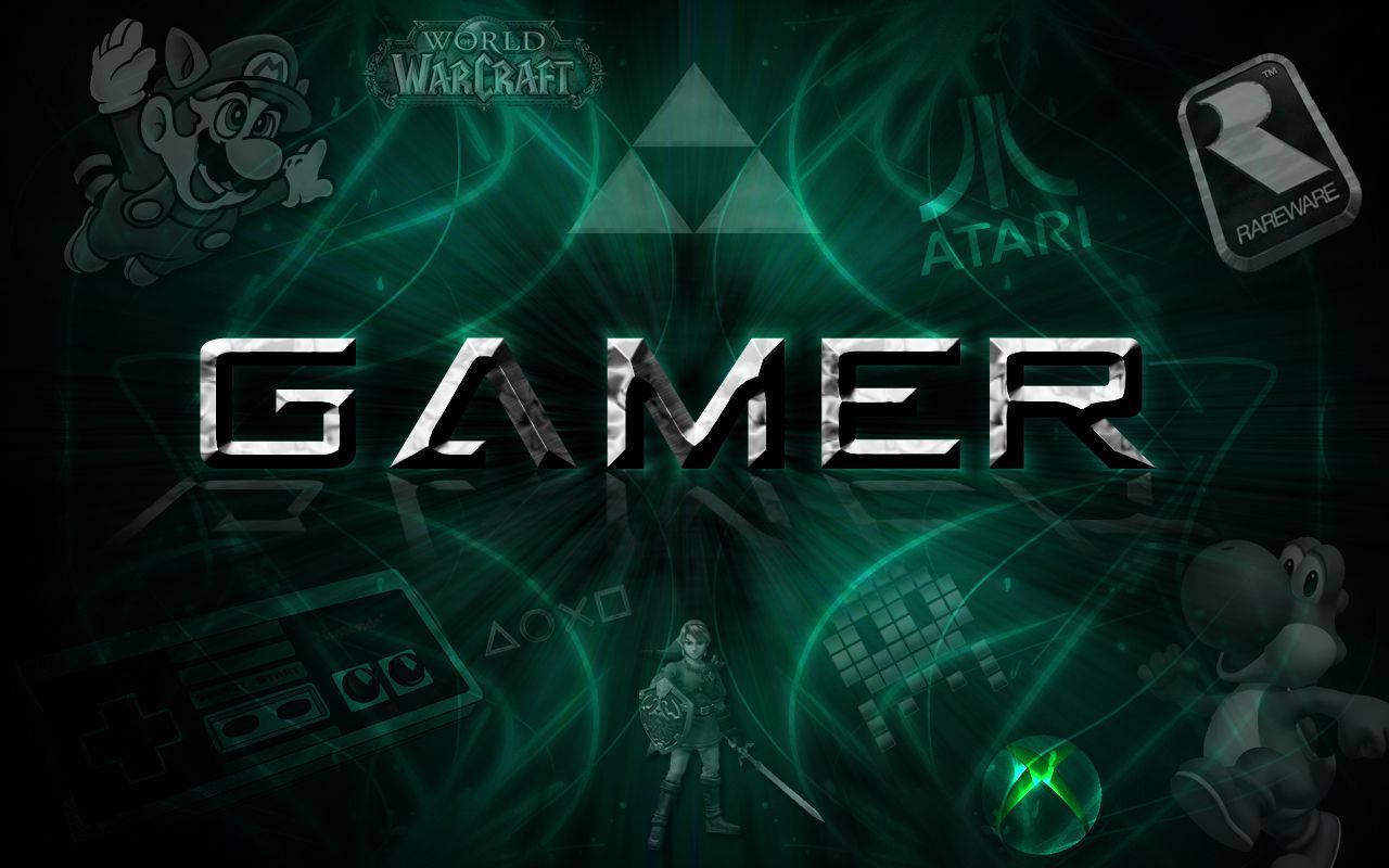 Cool Gaming 桌布 壁紙 — 金屬字母組成的「Gamer」字樣，被發光的綠色能量和經典電子遊戲標誌及角色包圍。