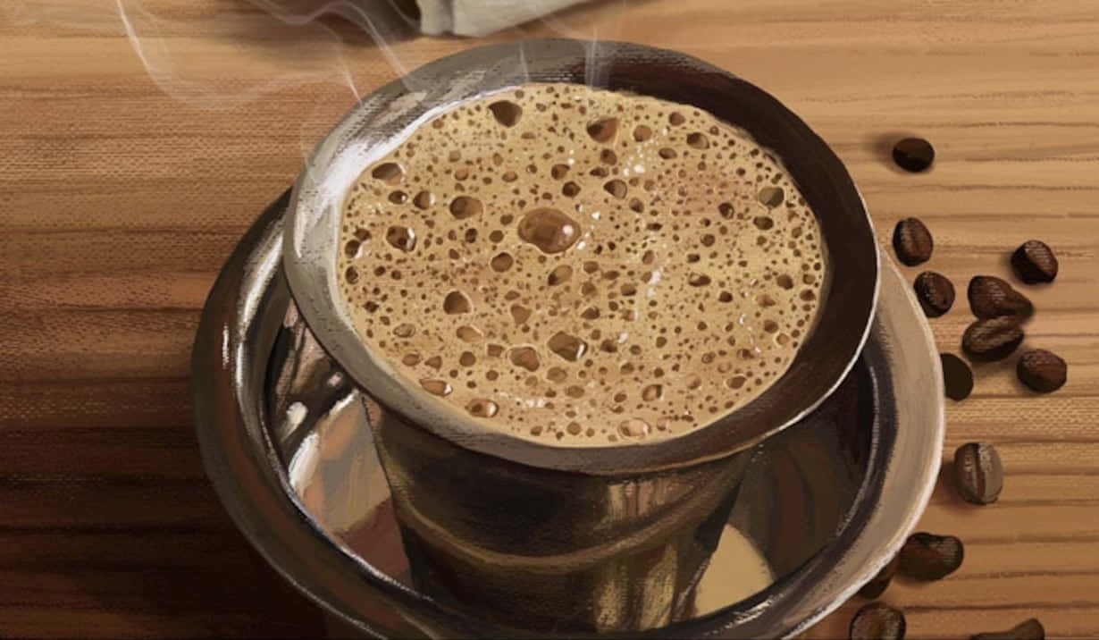 Brown Coffee 桌布 壁紙 — 金屬杯中的蒸氣咖啡，表面帶有泡沫，放在木桌上，周圍散落著咖啡豆。