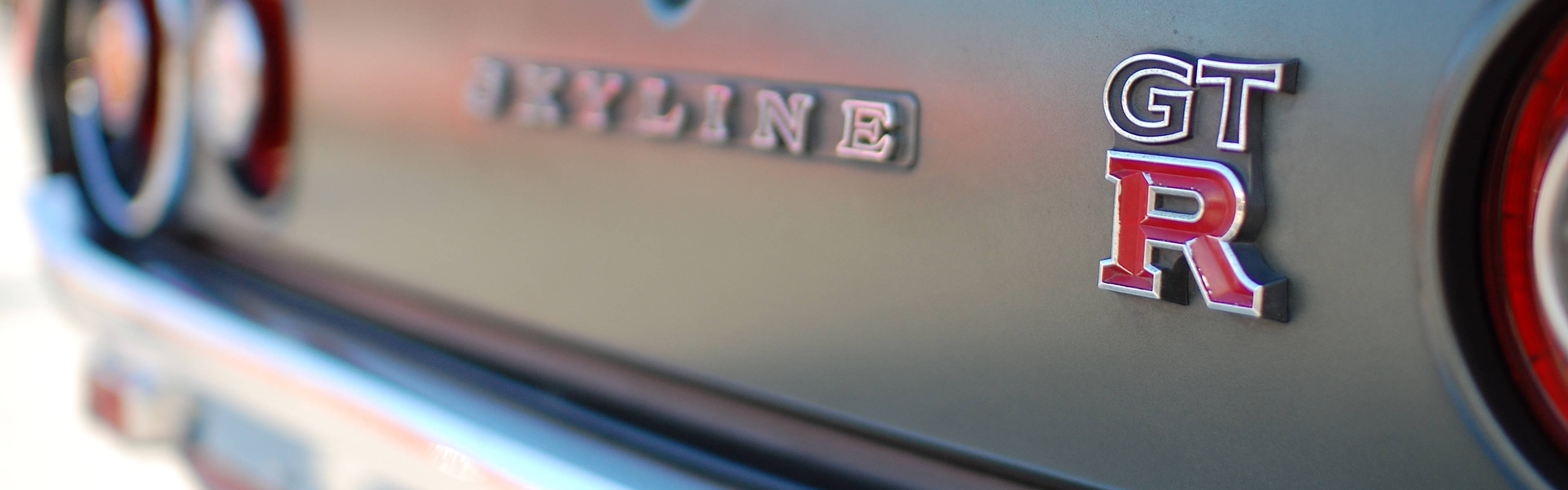 車尾箱上日產Skyline GT-R徽章與尾燈的近距離特寫。
