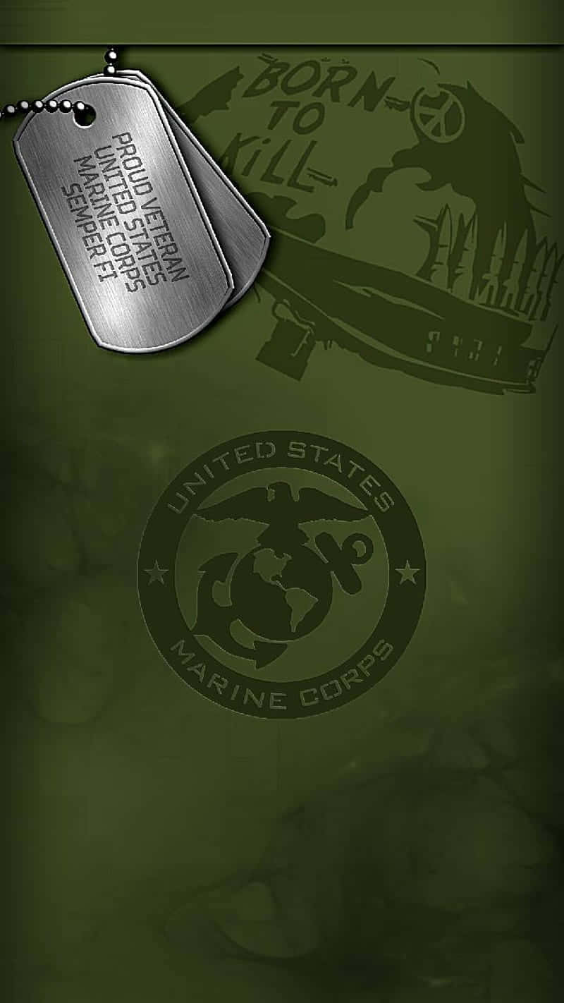 Usmc 桌布 壁紙 — 金屬狗牌上寫著 proud veteran united states marine corps，掛在褪色的綠色背景上，背景有海軍陸戰隊徽章和 born to kill 標語。