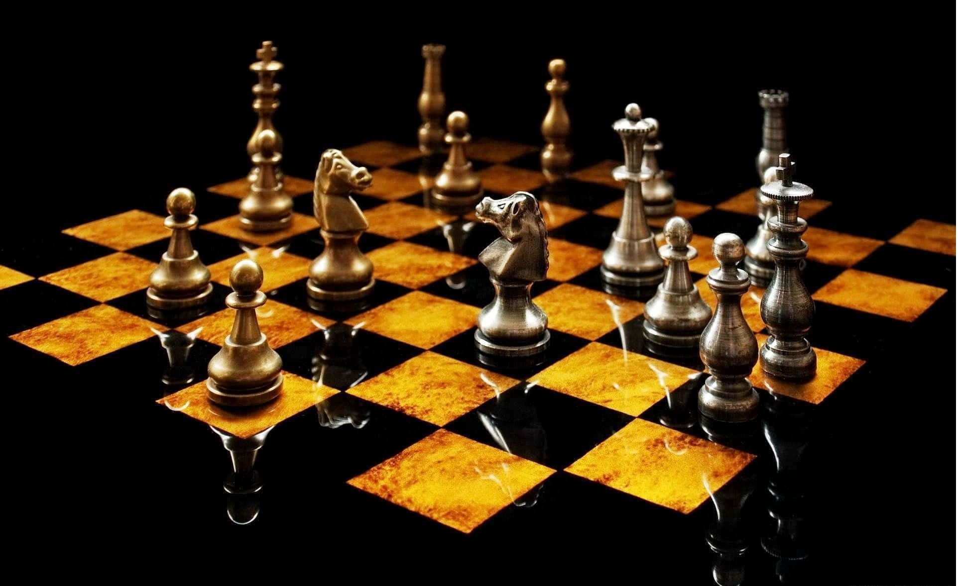 西洋棋 桌布 壁紙 — 金屬西洋棋棋子放在反光的金色和黑色棋盤上，背景深色。
