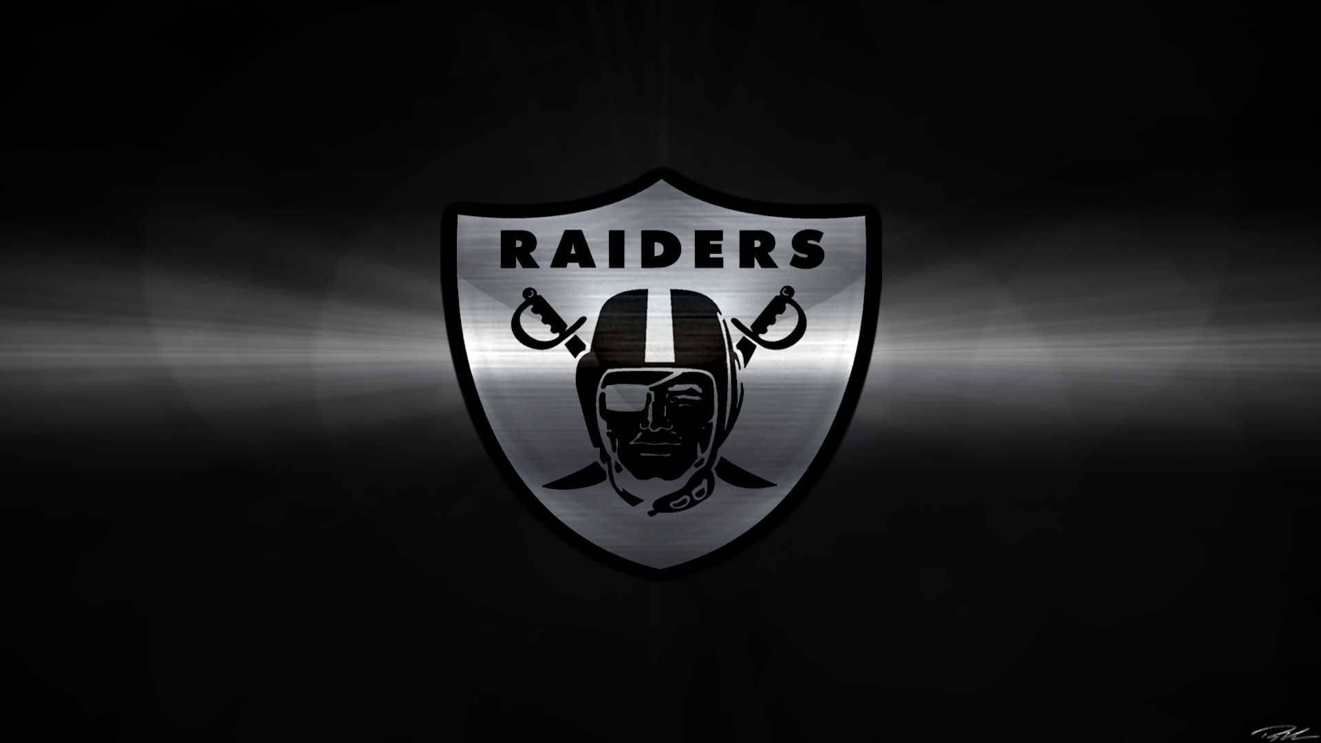 突襲者 桌布 壁紙 — 金屬質感的 Raiders 標誌在深色背景上散發光芒。