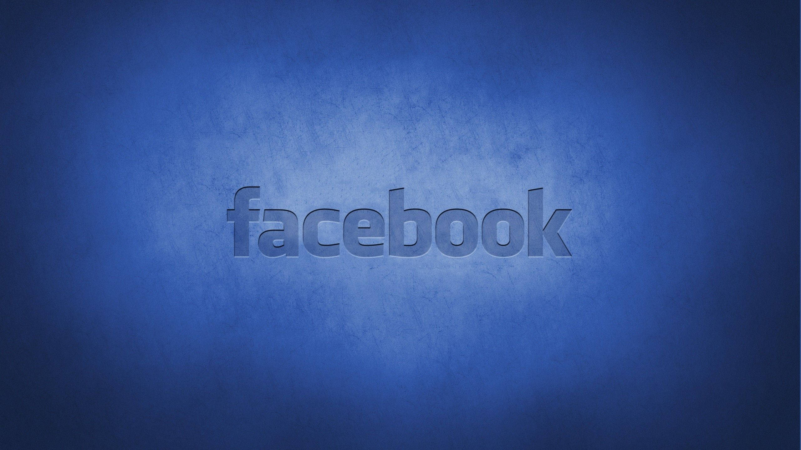 Facebook 桌布 壁紙 — 金屬質感的字母「facebook」置中於帶紋理的藍色漸變背景上。