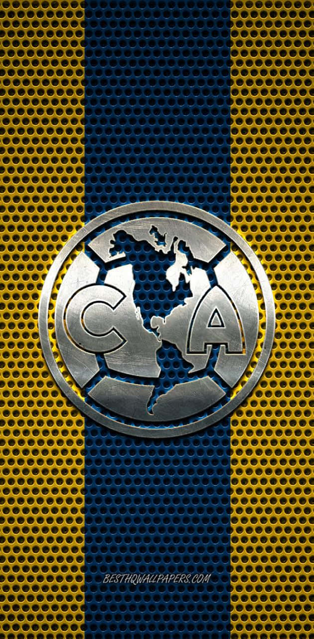 Club America 桌布 壁紙 — 金屬銀色 Club América 標誌，帶有地球設計，居中於藍色和黃色穿孔金屬背景上。