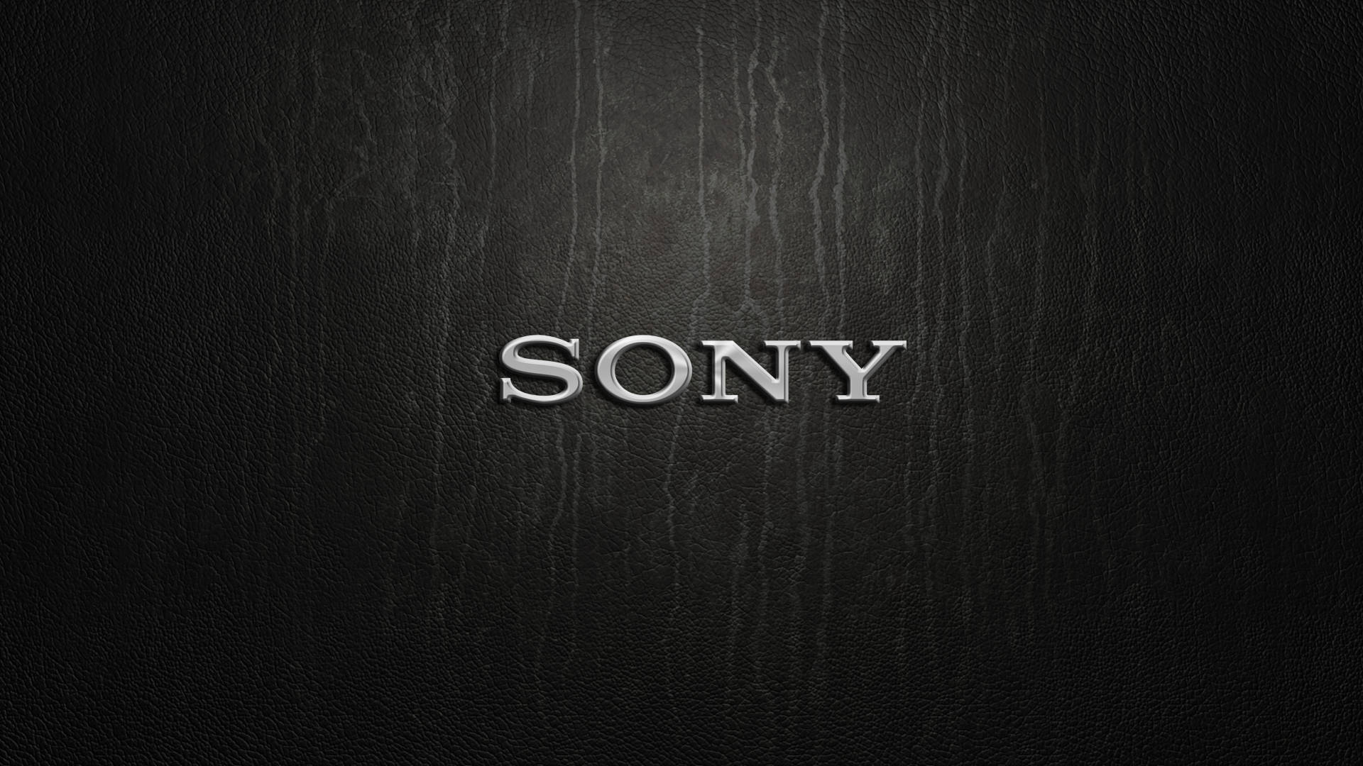 Sony 桌布 壁紙 — 金屬銀色字母 SONY 居中於有紋理的黑色皮革背景上。