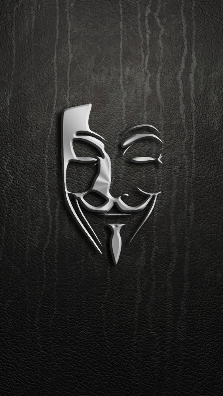匿名 桌布 壁紙 — 金屬銀色蓋伊·福克斯面具壓印在帶有垂直皺紋的紋理黑色皮革上。