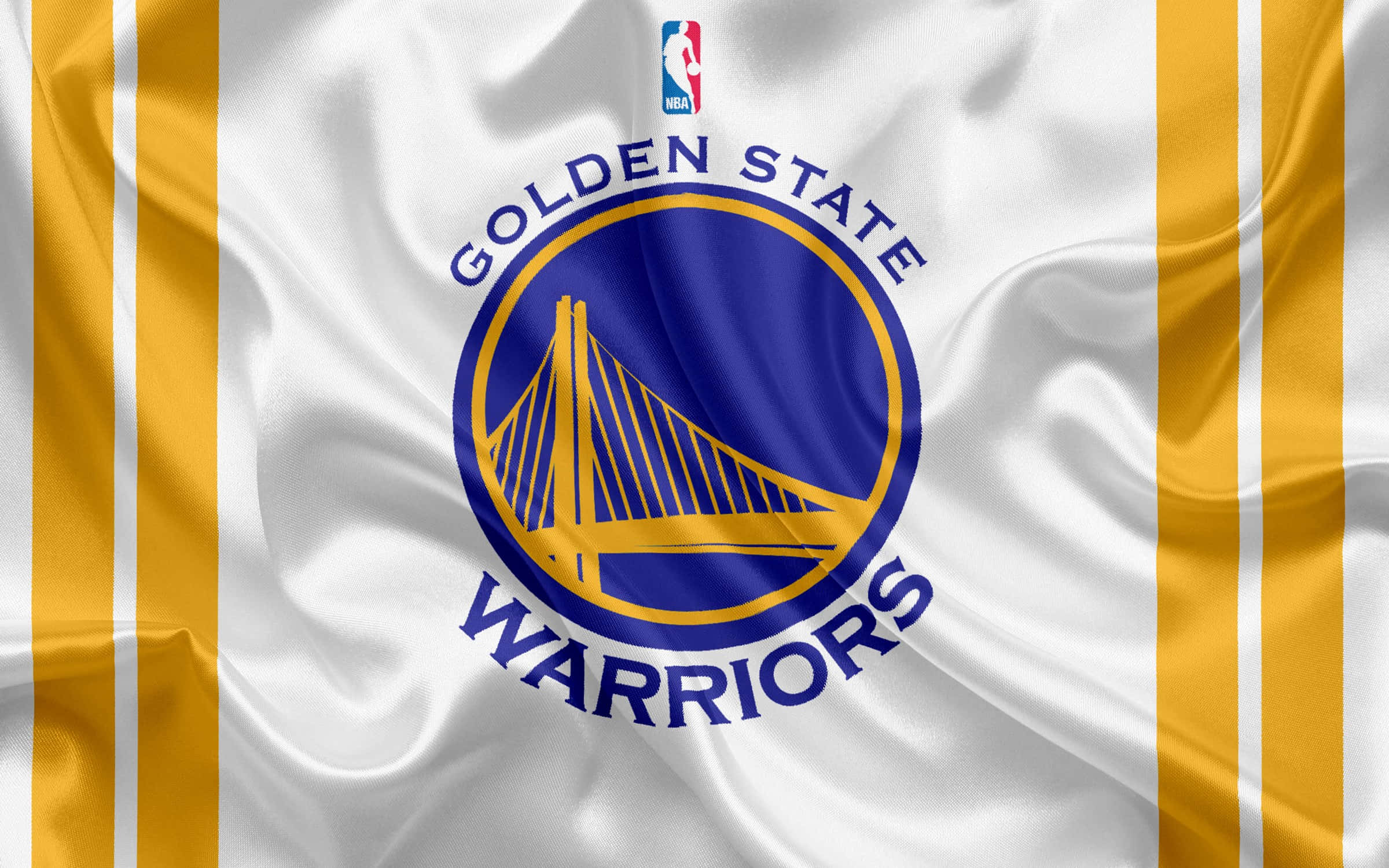金州勇士 桌布 壁紙 — 金州勇士NBA旗幟，大膽的黃、藍、白條紋動態飄揚。