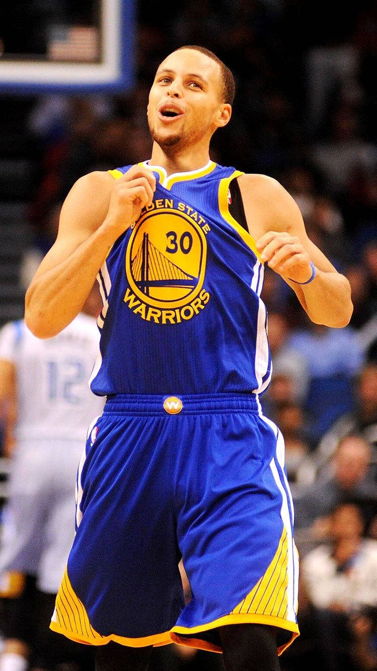 Curry 桌布 壁紙 — 金州勇士籃球運動員史蒂芬柯瑞在比賽中穿著藍黃色球衣慶祝。