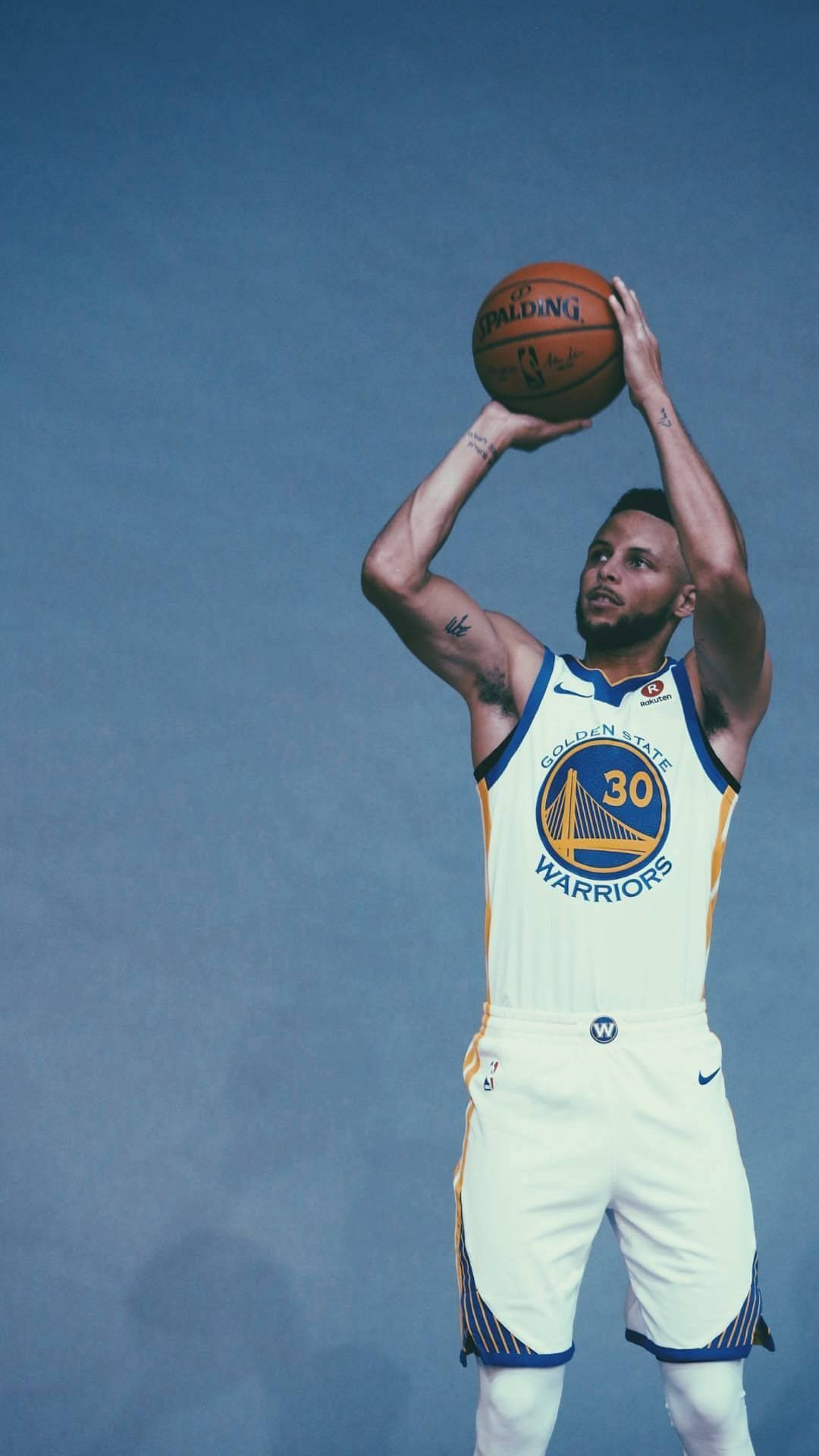 Curry 桌布 壁紙 — 金州勇士籃球運動員史蒂芬柯瑞身穿白色球衣，在純藍色攝影棚背景下投籃。
