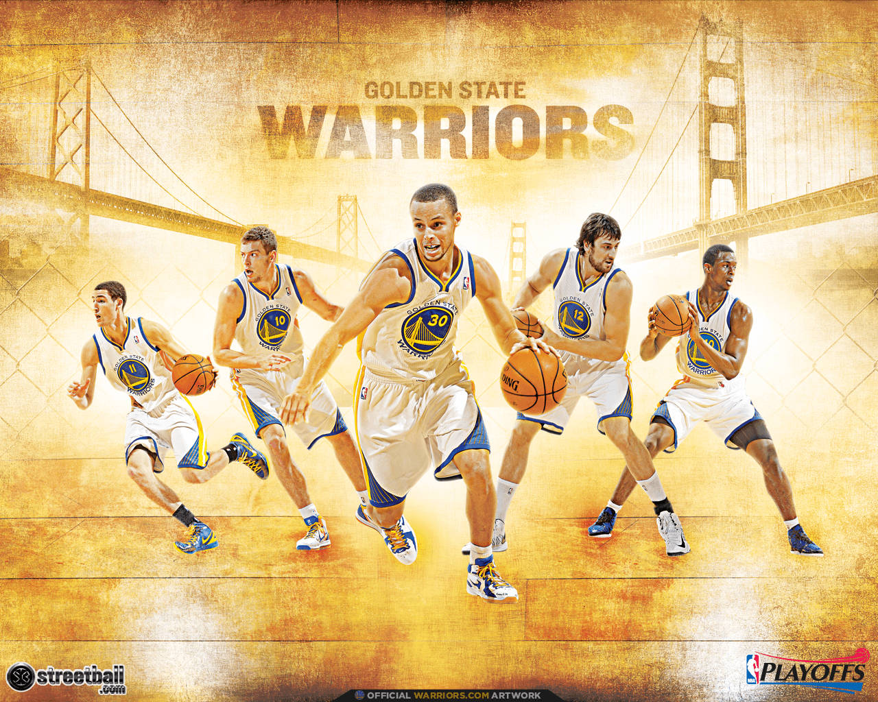 Warriors 桌布 壁紙 — 金州勇士籃球運動員在金色橋樑背景下以動作姿勢展現，伴隨著溫暖的光芒。